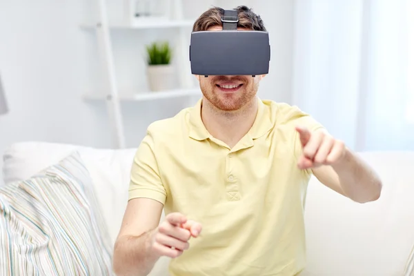 Jovem em realidade virtual headset ou óculos 3d — Fotografia de Stock