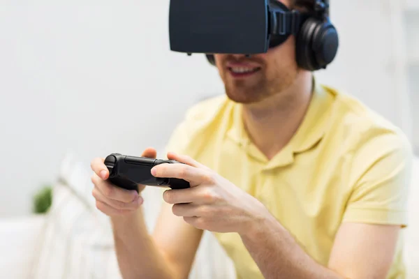 Az ember a virtuális valóság fejhallgató játszani közelről — Stock Fotó