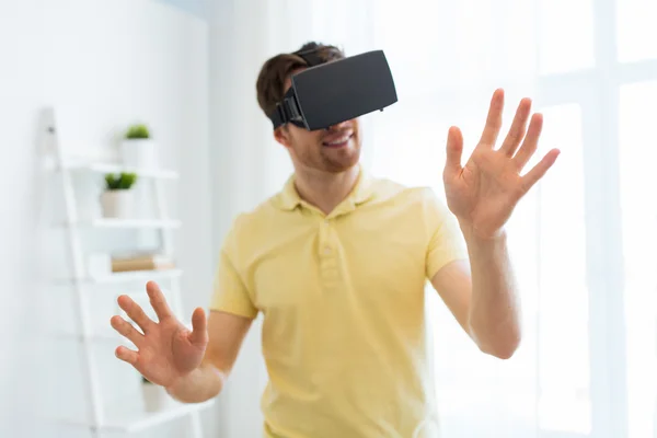 Jovem em realidade virtual headset ou óculos 3d — Fotografia de Stock