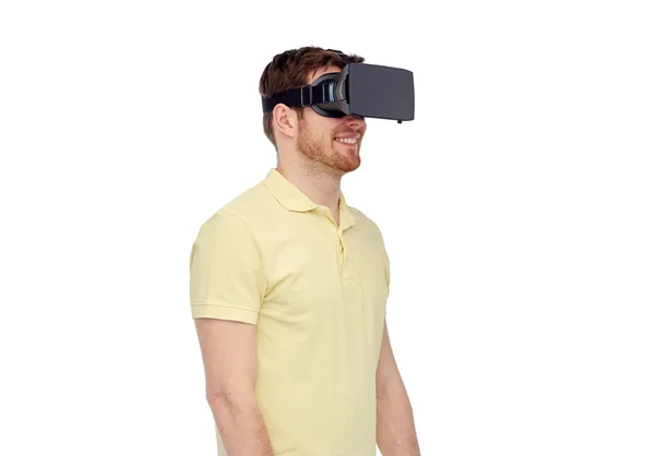 Hombre feliz en auriculares de realidad virtual o gafas 3d — Foto de Stock