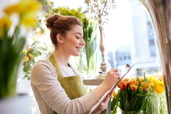 Квіткова жінка з буфетом у квітковому магазині — стокове фото
