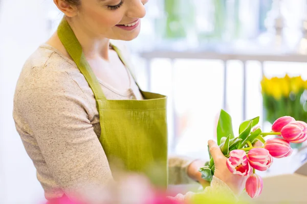 Närbild på florist att göra gäng på blomsteraffär — Stockfoto