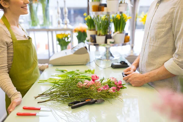 Close-up de florista mulher e homem na loja de flores — Fotografia de Stock