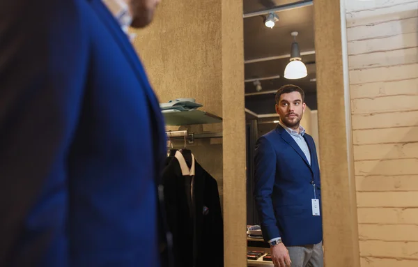 衣料品店の鏡でしようとしてジャケットを男します。 — ストック写真