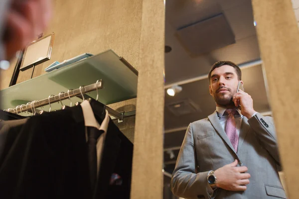 Adam akıllı giyim mağaza ayna adlı arıyor — Stok fotoğraf