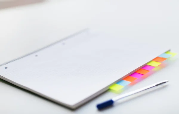 Gros plan de l'organisateur et du stylo sur la table de bureau — Photo