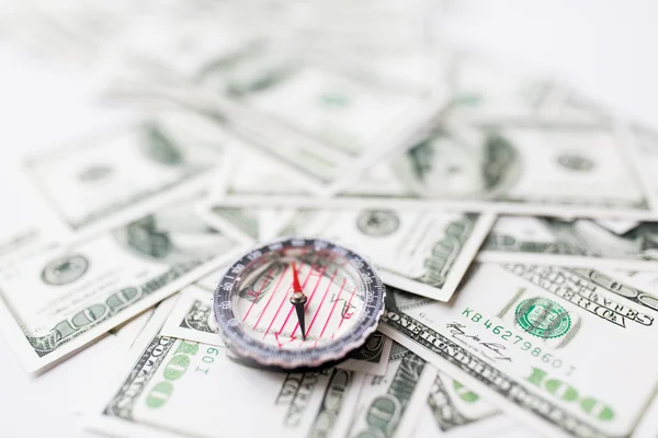 Az iránytű és a dollár pénzt közelről — Stock Fotó