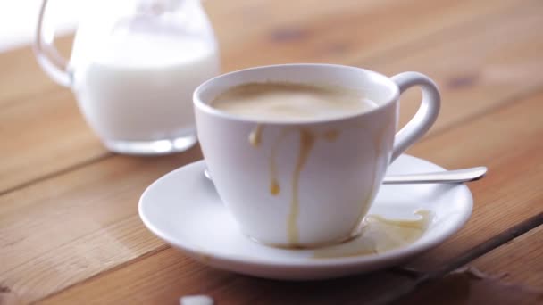 Café e açúcar caindo na xícara na mesa — Vídeo de Stock