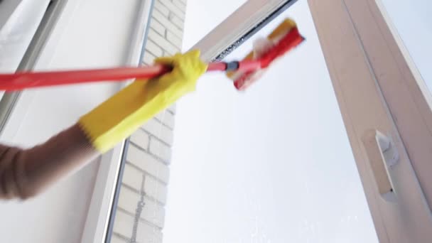 Manos con esponja fregona ventana de limpieza en casa — Vídeo de stock