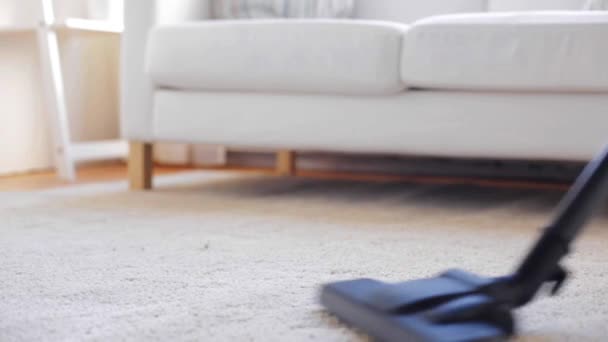 Mujer con aspiradora alfombra de limpieza en casa — Vídeo de stock
