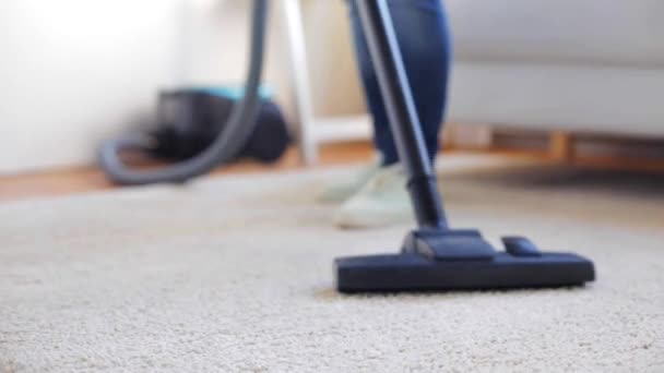 Donna con aspirapolvere tappeto di pulizia a casa — Video Stock