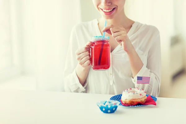 Gelukkige vrouw vieren Amerikaanse onafhankelijkheidsdag — Stockfoto