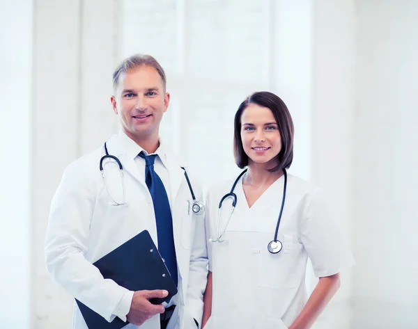 Deux médecins avec stéthoscopes — Photo