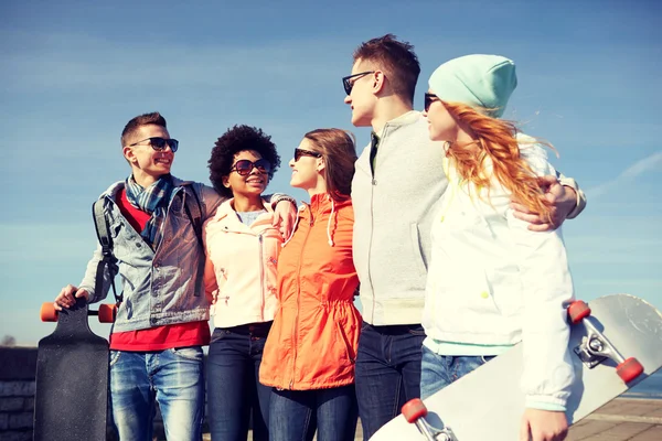 Glückliche Teenager-Freunde mit Longboards auf der Straße — Stockfoto