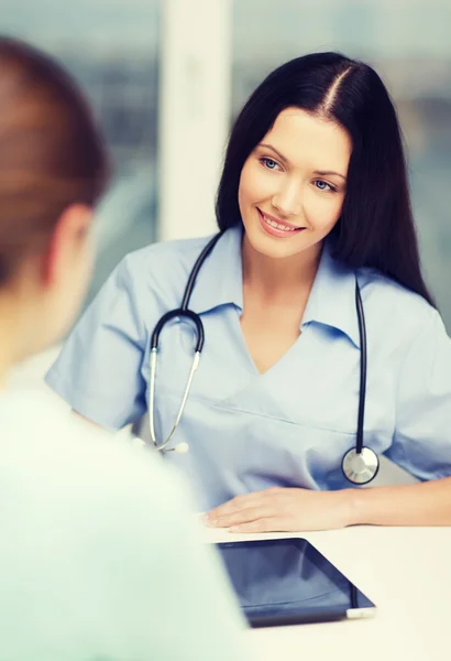 Kvinnliga läkare eller sjuksköterska med tablet pc-dator — Stockfoto