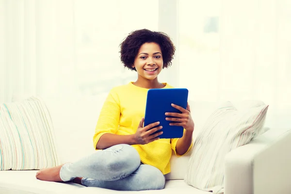 Mujer afroamericana feliz con la tableta de la PC — Foto de Stock