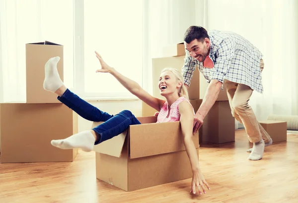 Paar mit Pappkartons hat Spaß im neuen Zuhause — Stockfoto