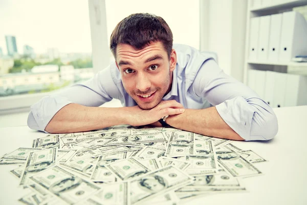 Щасливий бізнесмен з купою грошей в офісі — стокове фото