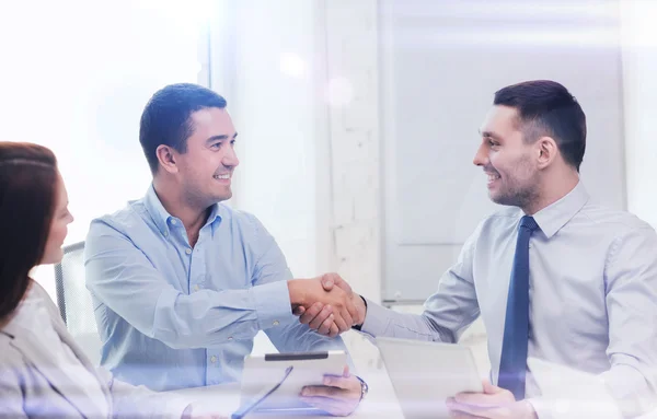 Business team working with tablet pc in office — Stock Photo, Image