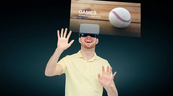 Glücklicher Mann in Virtual-Reality-Headset oder 3D-Brille — Stockfoto