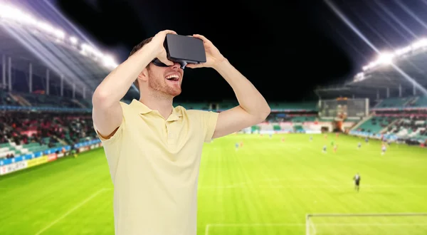 Чоловік у гарнітурі віртуальної реальності над футбольним полем — стокове фото