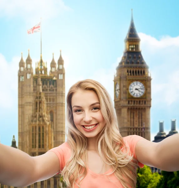 Glücklich lächelnde junge Frau macht Selfie — Stockfoto