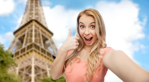 Szczęśliwa kobieta biorąc selfie i pokazuje kciuk w górę — Zdjęcie stockowe