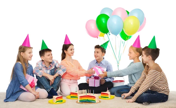 Enfants heureux donnant des cadeaux à la fête d'anniversaire — Photo