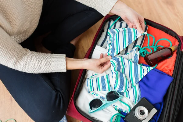 休暇の旅行バッグを梱包の女性のクローズ アップ — ストック写真