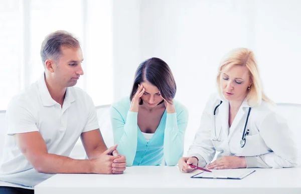 Médecin avec patients dans le cabinet — Photo