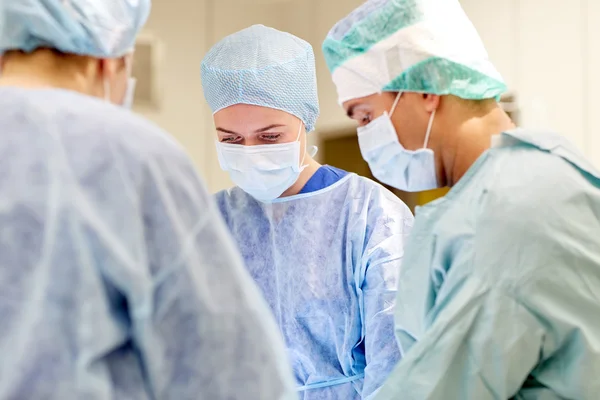 Група хірургів в операційній кімнаті в лікарні Стокова Картинка