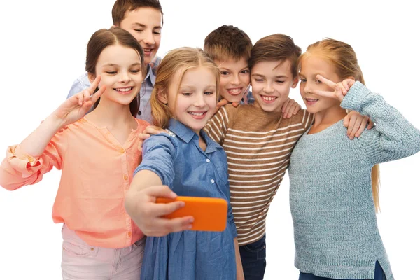 Glückliche Kinder sprechen Selfie per Smartphone — Stockfoto