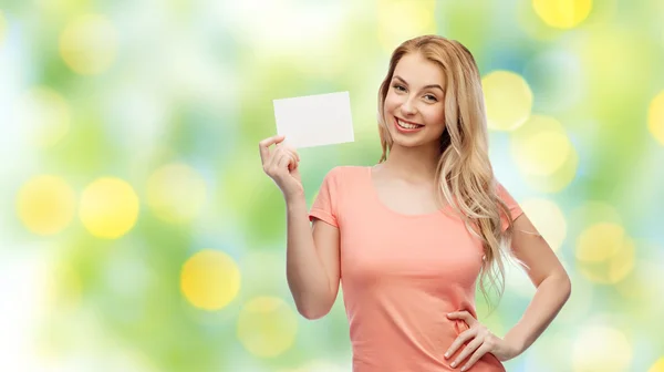Donna felice o ragazza adolescente con carta bianca vuota — Foto Stock