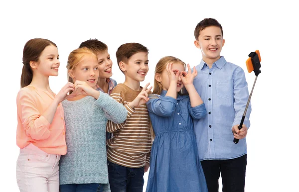 Niños felices con smartphone y selfie stick — Foto de Stock