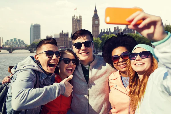 Amici sorridenti scattare selfie con smartphone — Foto Stock