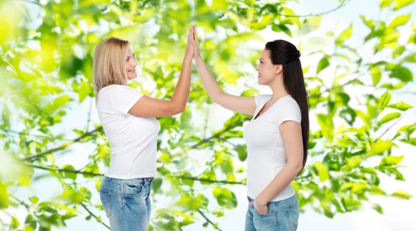 Gruppe fröhlicher Frauen in weißen T-Shirts — Stockfoto