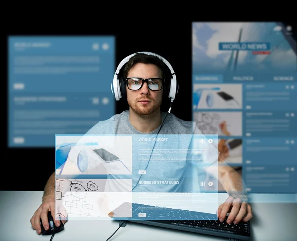 Homem no computador headset sobre telas de mídia virtual — Fotografia de Stock