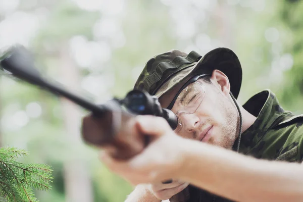 Jeune soldat ou chasseur armé en forêt — Photo