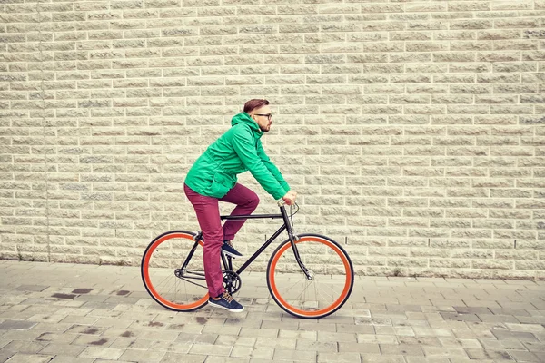 Hombre joven hipster montar bicicleta de engranaje fijo — Foto de Stock