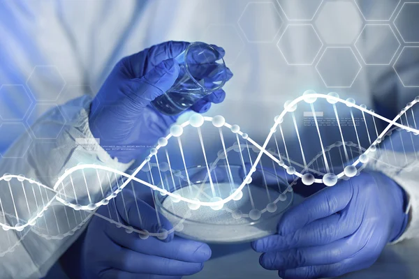 Primer plano de los científicos manos con productos químicos en el laboratorio — Foto de Stock