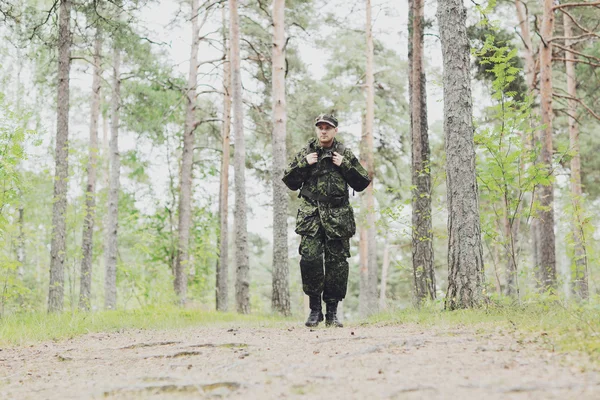 Jovem soldado com mochila na floresta — Fotografia de Stock