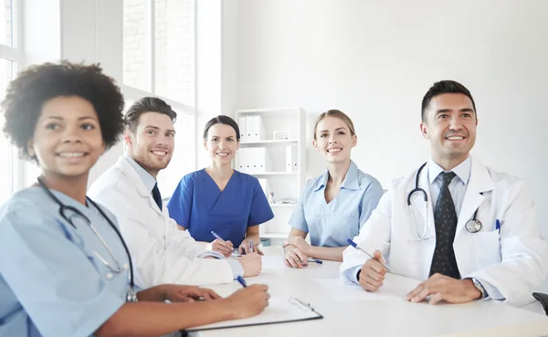 Skupina happy lékařů setkání v kanceláři nemocnice — Stock fotografie