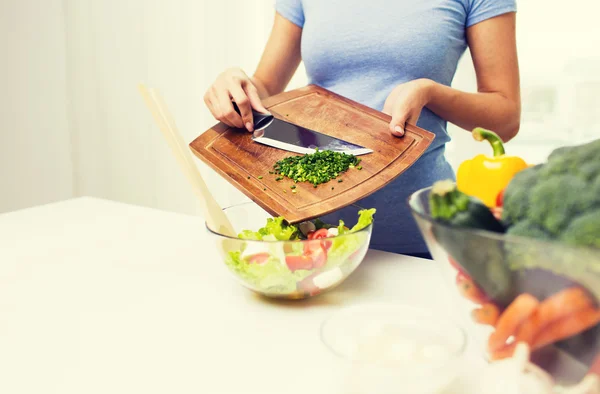 Primer plano de la mujer con cebolla picada ensalada de cocina —  Fotos de Stock