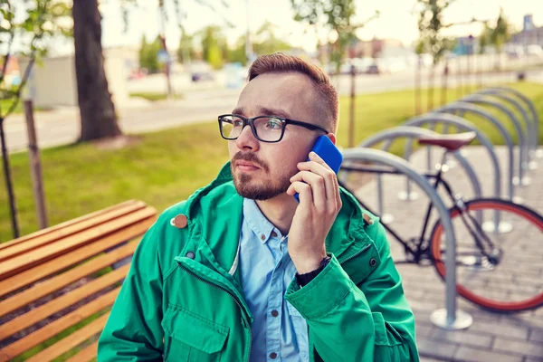 Jonge hipster man met smartphone en byke — Stockfoto