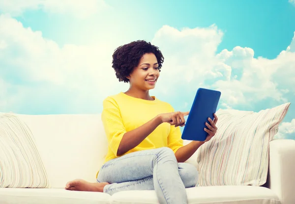 Mujer afroamericana feliz con la tableta de la PC — Foto de Stock