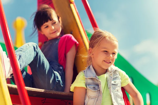 Счастливые дети на детской площадке — стоковое фото