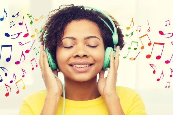 Mujer feliz con auriculares escuchando música —  Fotos de Stock