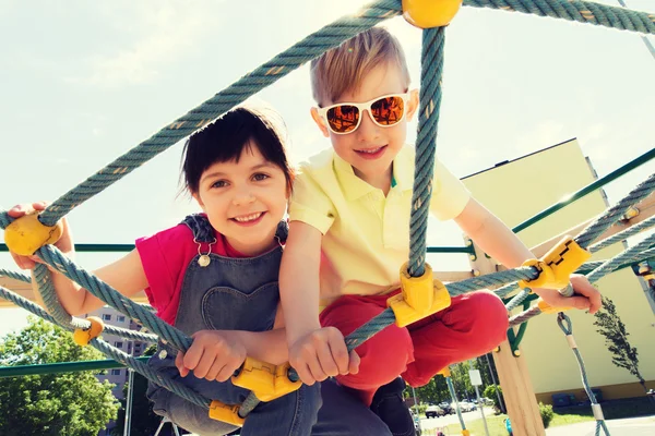 Grupo de niños felices en el parque infantil —  Fotos de Stock
