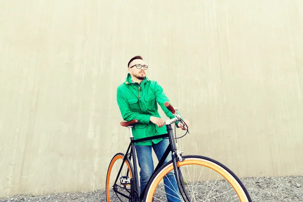 Feliz jovem hipster homem com bicicleta de engrenagem fixa — Fotografia de Stock