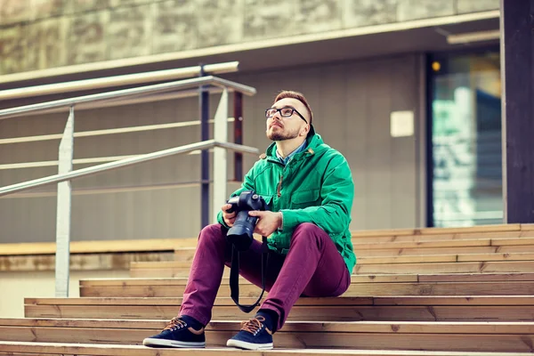 Mladá bederní muž s digitálním fotoaparátem v městě — Stock fotografie